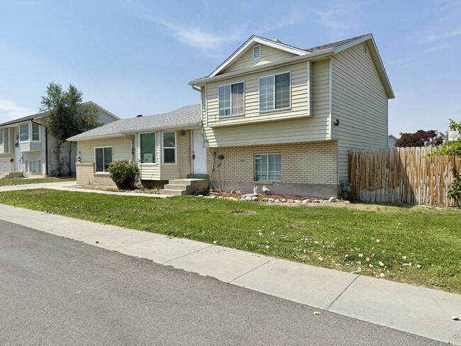 property at 2936 Roundtable Rd