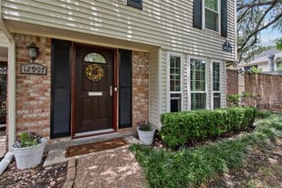 12997 Trail Hollow Dr in Houston, TX - Building Photo