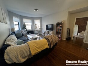 15 Stearns Rd, Unit 3 in Brookline, MA - Foto de edificio - Building Photo