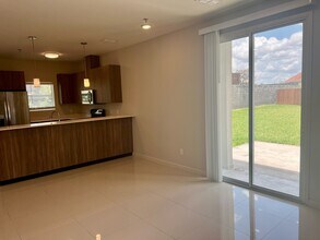 1021 E La Cantera Ave in McAllen, TX - Foto de edificio - Building Photo