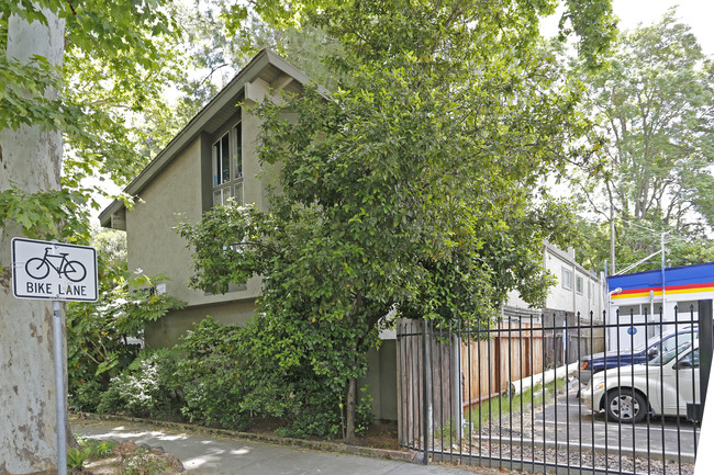 3008 E St in Sacramento, CA - Building Photo - Building Photo