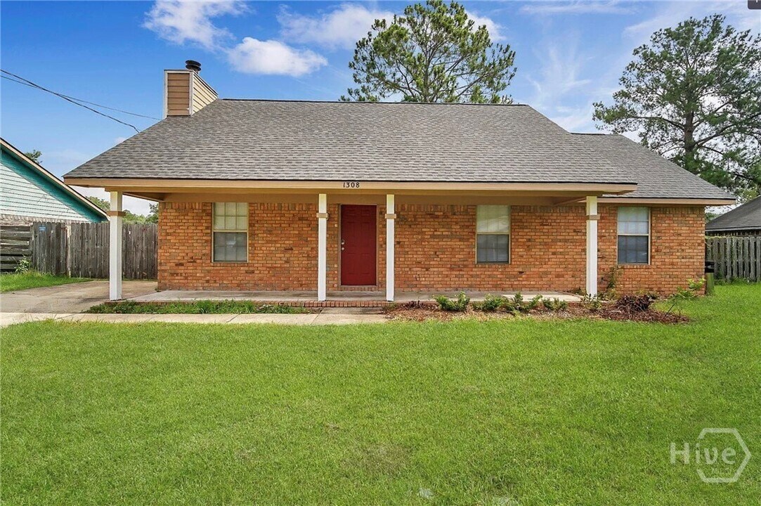 1308 Tower Dr in Hinesville, GA - Building Photo