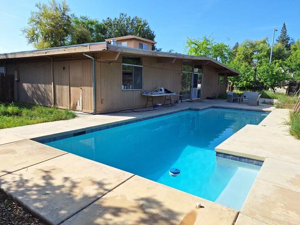 1312 Toyon Plz in Davis, CA - Foto de edificio