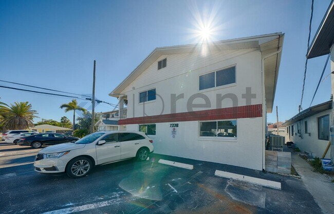 7338 Coquina Way in St Pete Beach, FL - Foto de edificio - Building Photo