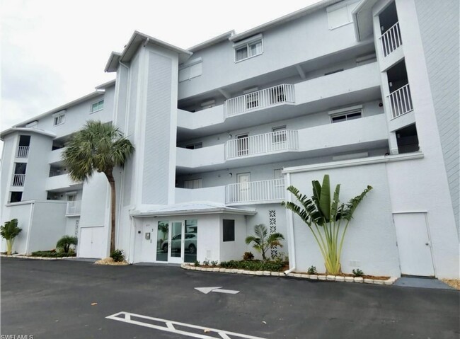 4531 Bay Beach Ln, Unit 336 in Fort Myers Beach, FL - Foto de edificio - Building Photo
