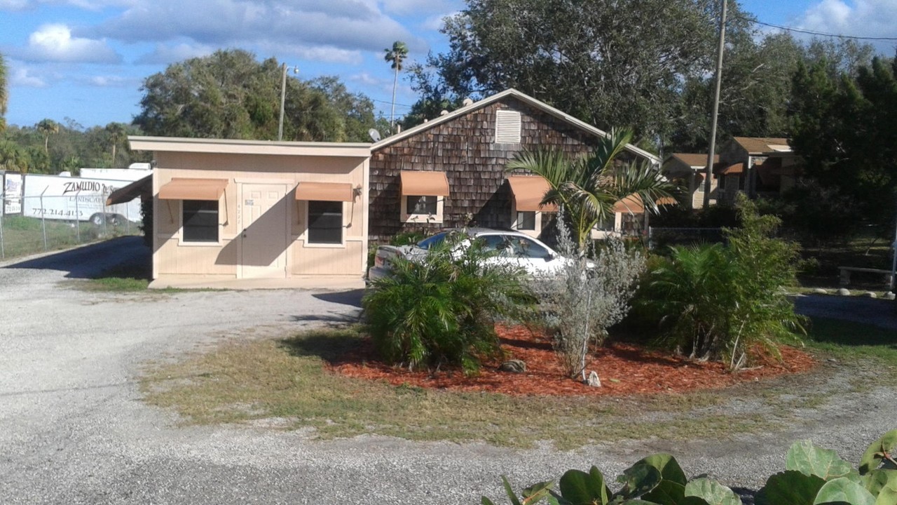 4222 N US Highway 1 in Fort Pierce, FL - Building Photo