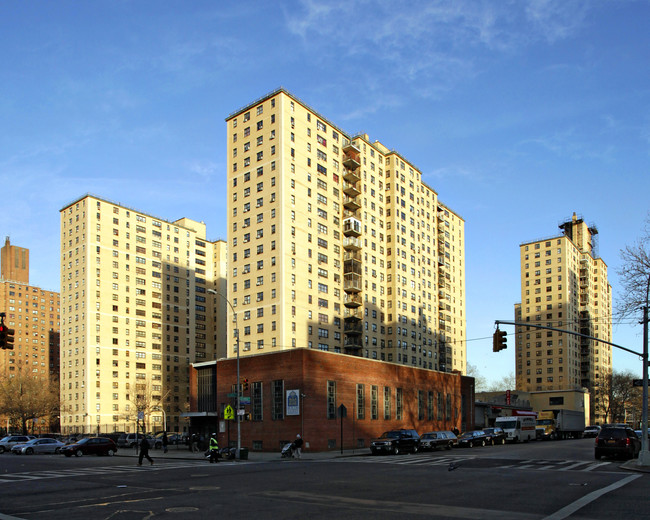 Masaryk Tower in New York, NY - Foto de edificio - Building Photo