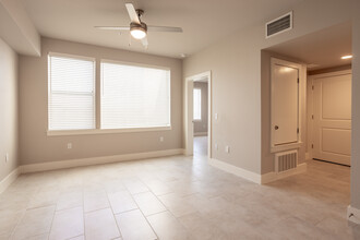 Laurel Creek Apartments in Austin, TX - Building Photo - Interior Photo