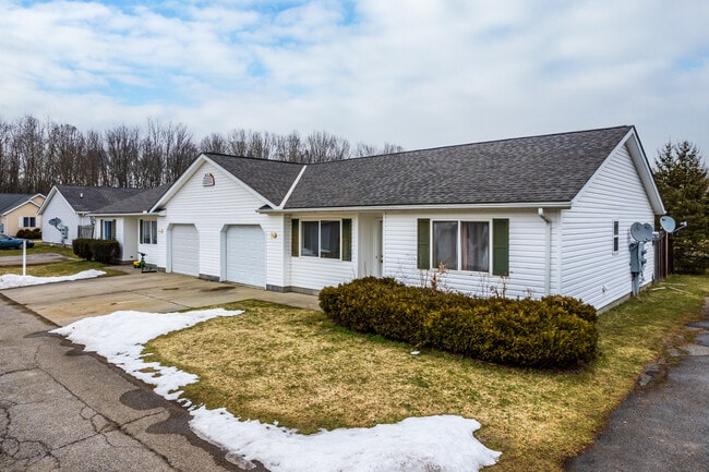 2401 Hayford Rd in Rock Creek, OH - Foto de edificio - Building Photo