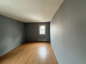 240 Oak St, Unit 13 in Bridgeport, CT - Building Photo