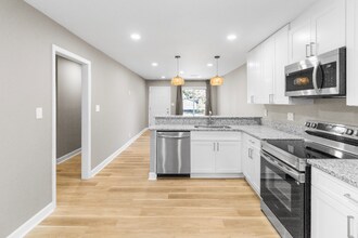 2039 Nettie Ct in Decatur, GA - Building Photo - Building Photo