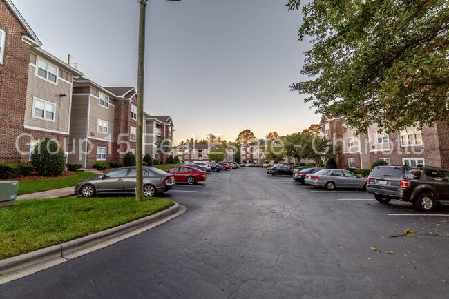 9811 Campus Walk Ln in Charlotte, NC - Building Photo - Building Photo