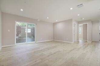 15557 Wyandotte St in Van Nuys, CA - Building Photo - Building Photo