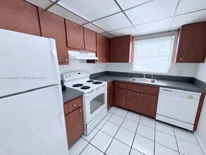 7775 SW 86th St in Miami, FL - Foto de edificio - Building Photo