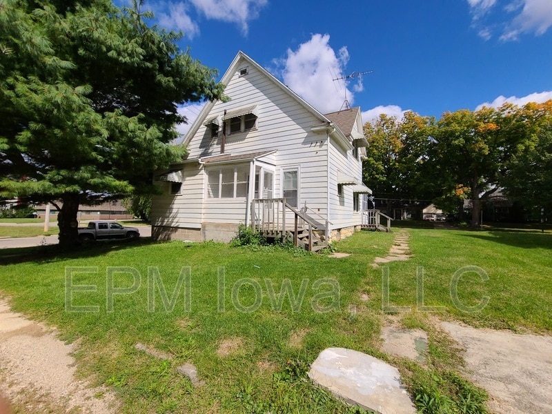 102 South St in Waterloo, IA - Building Photo