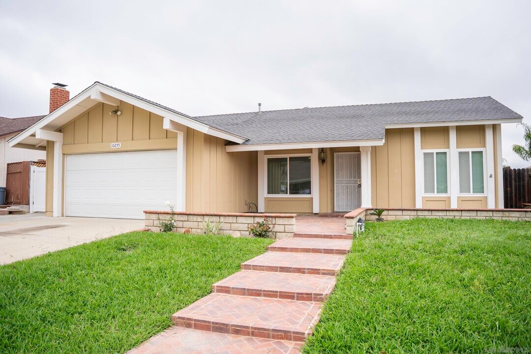 10255 Molino Rd in Santee, CA - Building Photo
