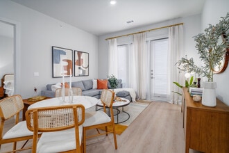 Caroline at Brooks in San Antonio, TX - Foto de edificio - Building Photo