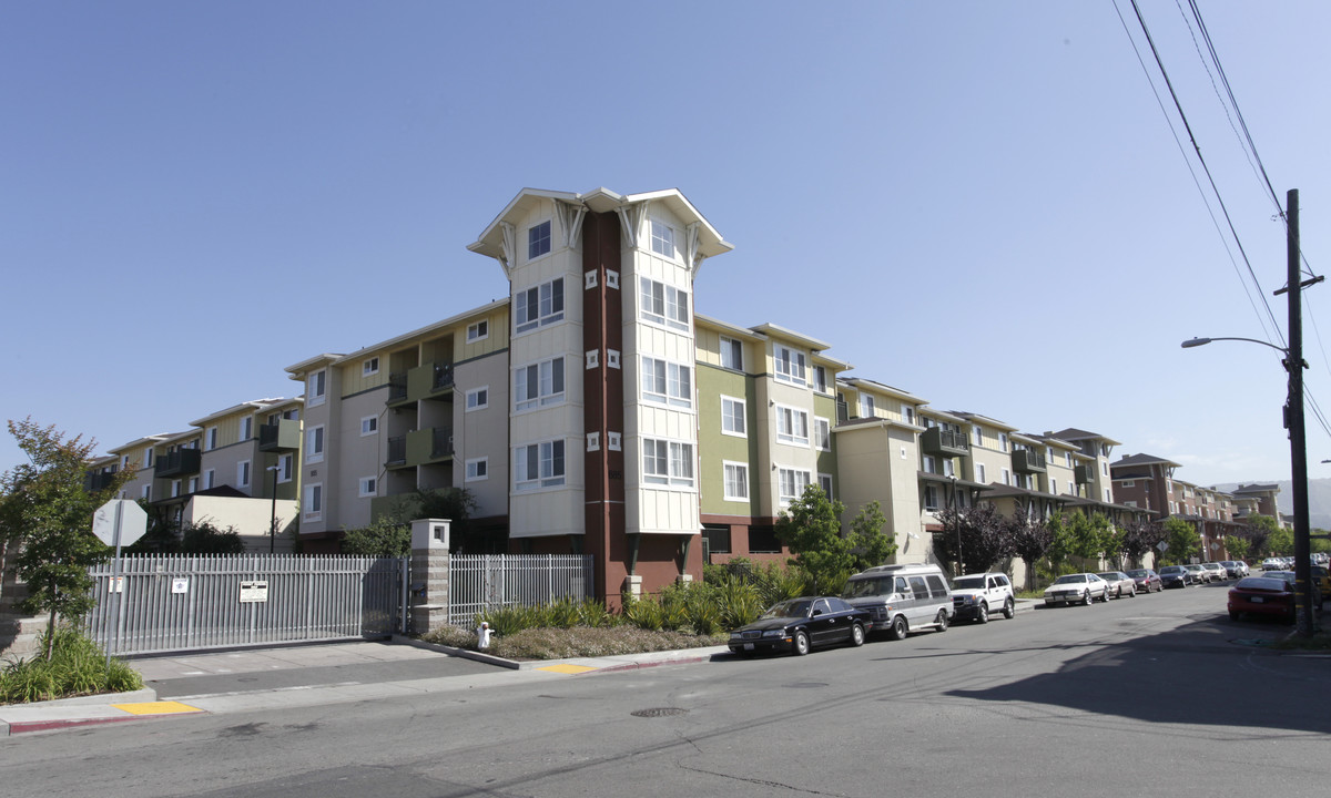 Lion Creek Crossing in Oakland, CA - Foto de edificio