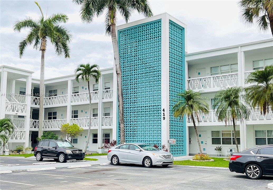 419 Golden Isles Dr in Hallandale Beach, FL - Building Photo