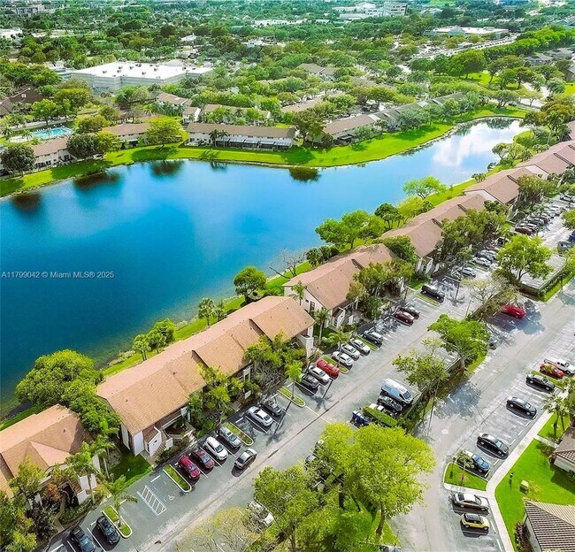 9833 Nob Hill Ct in Sunrise, FL - Foto de edificio - Building Photo