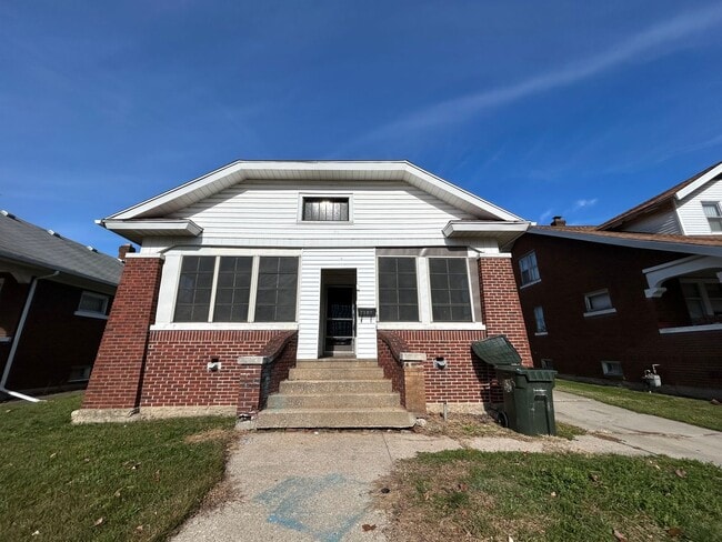 property at 2509 W Monroe St