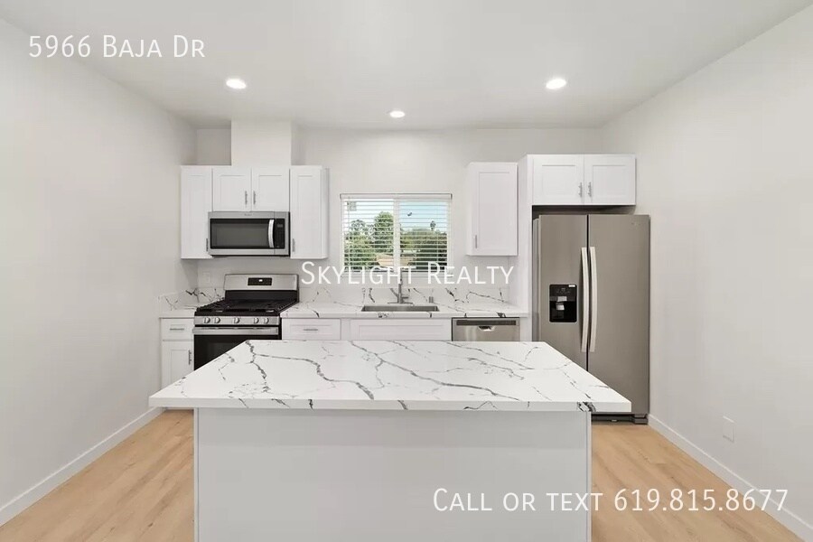 5966 Baja Dr in San Diego, CA - Foto de edificio