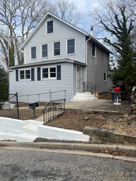 25 Pine Dr in Oyster Bay, NY - Building Photo