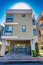 1625 Hampton Dr in Costa Mesa, CA - Building Photo - Building Photo
