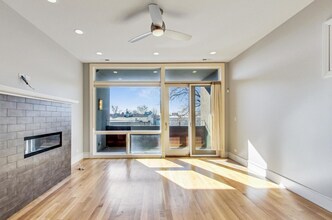 2424 W Chicago Ave, Unit 301 in Chicago, IL - Foto de edificio - Building Photo