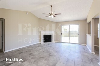 323 Hickory Hollow Dr in Jacksonville, FL - Foto de edificio - Building Photo