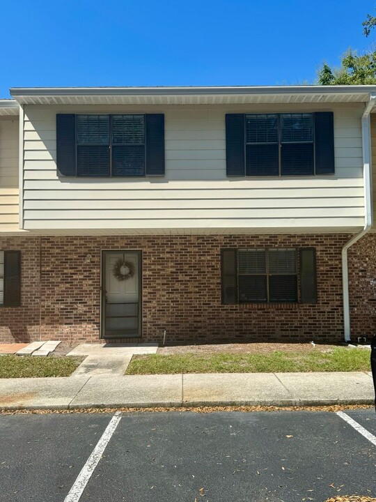 1303 Kettering Way in Orange Park, FL - Building Photo