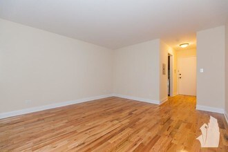 555 W Arlington Pl in Chicago, IL - Building Photo - Building Photo