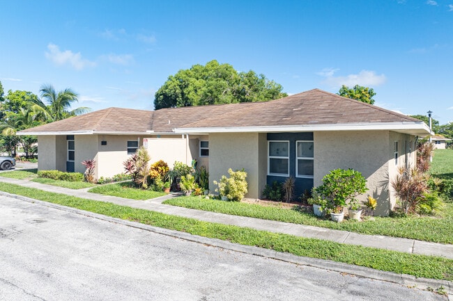 Seminole Manor in Lantana, FL - Foto de edificio - Primary Photo