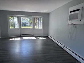 8 Tano Dr in Highland, NY - Building Photo - Building Photo