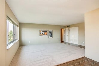 4550 Warwick Blvd, Unit 909 in Kansas City, MO - Foto de edificio - Building Photo