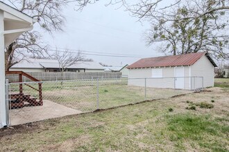 306 N Bois D Arc St in Savoy, TX - Building Photo - Building Photo