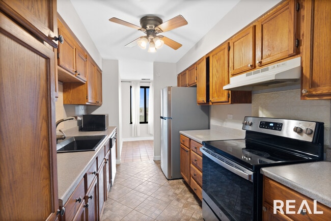 425 Walnut Creek Rd in Lisle, IL - Building Photo - Building Photo