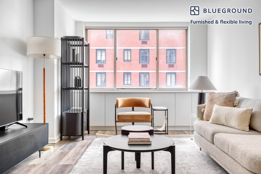 520 W 43rd St in New York, NY - Building Photo