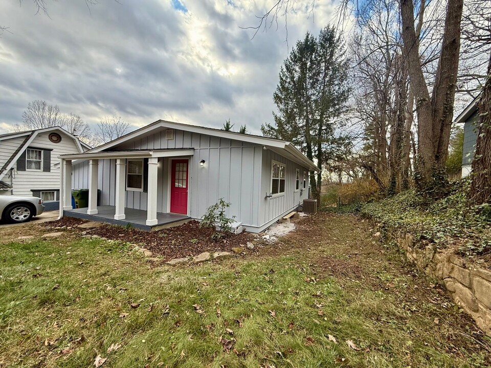 66 Larchmont Rd in Asheville, NC - Building Photo