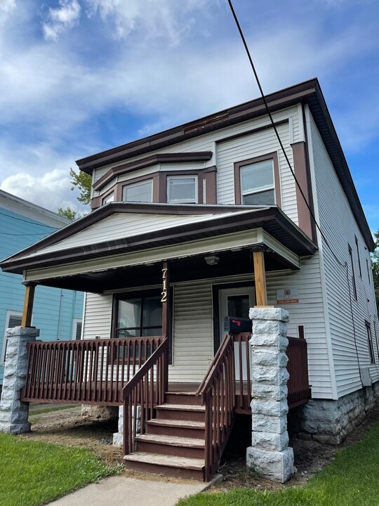 712 W Lincoln Ave in Oshkosh, WI - Foto de edificio