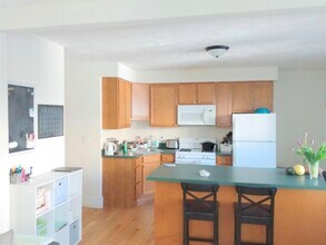 323 Columbia St, Unit 2 in Cambridge, MA - Building Photo - Building Photo