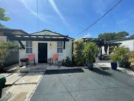 210 NE 110th St in Miami, FL - Building Photo