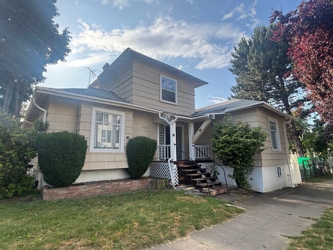 property at 2515 SE 28th Pl