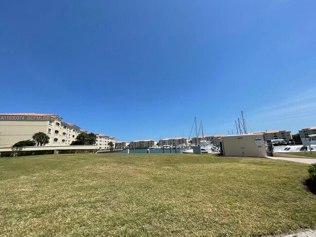 19 Harbour Isle Dr W in Fort Pierce, FL - Building Photo - Building Photo