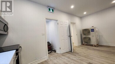 325-325 Simcoe St S in Oshawa, ON - Building Photo - Building Photo