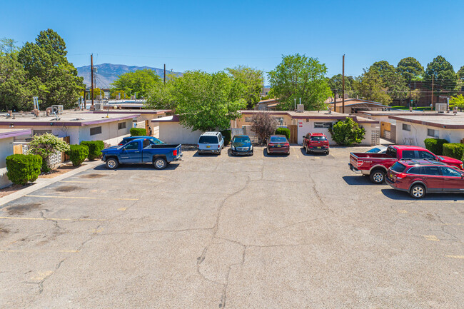 1132 Palomas Dr SE in Albuquerque, NM - Foto de edificio - Building Photo