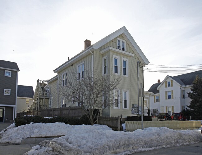 32 Floyd St in Waltham, MA - Foto de edificio - Building Photo