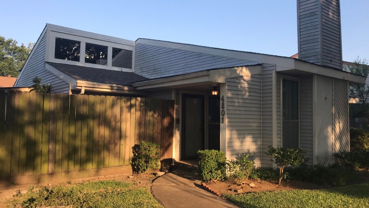 4809 Oak Hollow St in Baytown, TX - Building Photo