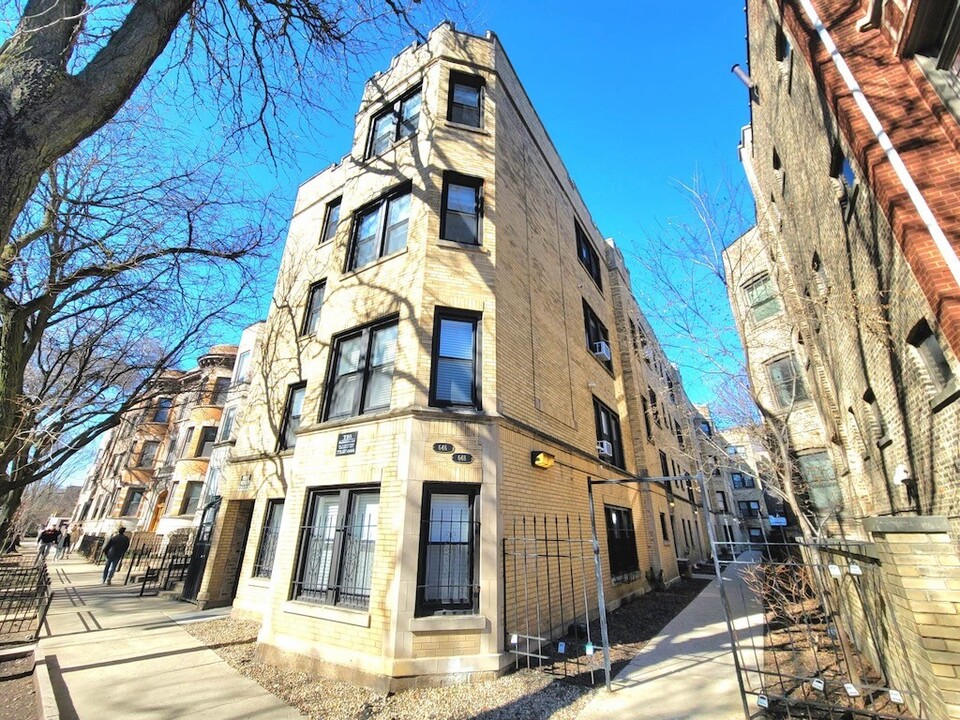 644.5 W Roscoe St in Chicago, IL - Building Photo