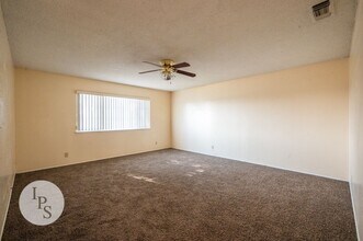 15404 W Kearney Blvd in Kerman, CA - Foto de edificio - Building Photo